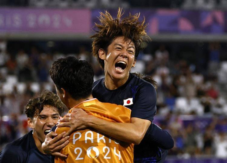 奥运男足：日本1-0马里提前出线 山本理仁制胜敦比亚补时失点。