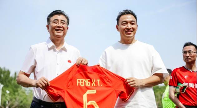 中国足球已强势崛起！今年连续击败两支亚洲级强队，让球迷欣喜。