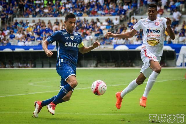 周五003法乙：巴黎FCVS波城FC，法乙赛场激情碰撞
